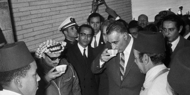 Hassan II accueillant le rais égyptien Gamal Abdel Nasser et le leader de la cause palestinienne Yasser Arafat à leur arrivée au Maroc. GETTY IMAGES