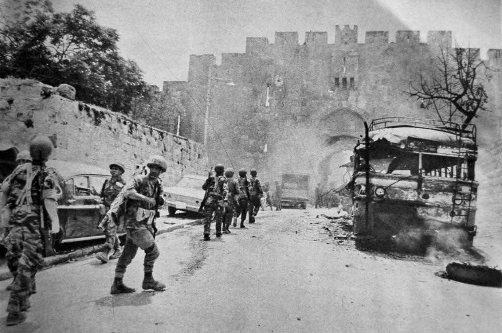 Les troupes israéliennes aux abords de la muraille de Jerusalem. Avec cette guerre, Israël a pu occuper l'Est de la ville sainte et tout le territoire de la Cisjordanie. MADEL BAUM