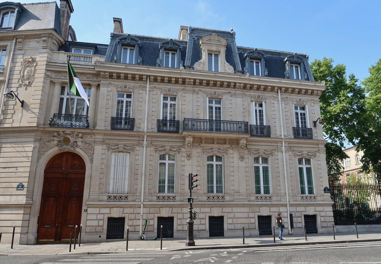 Façade de l'Ambassade d'Algérie en France à Paris.